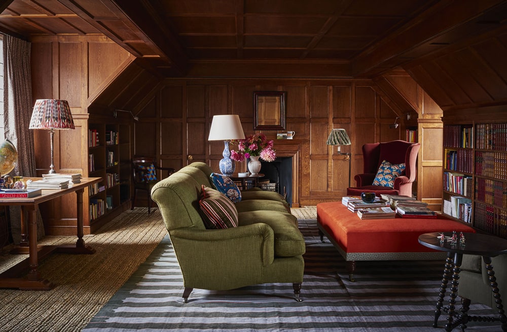 Traditionelles Wohnzimmer mit dunkler Holzverkleidung an den Wänden