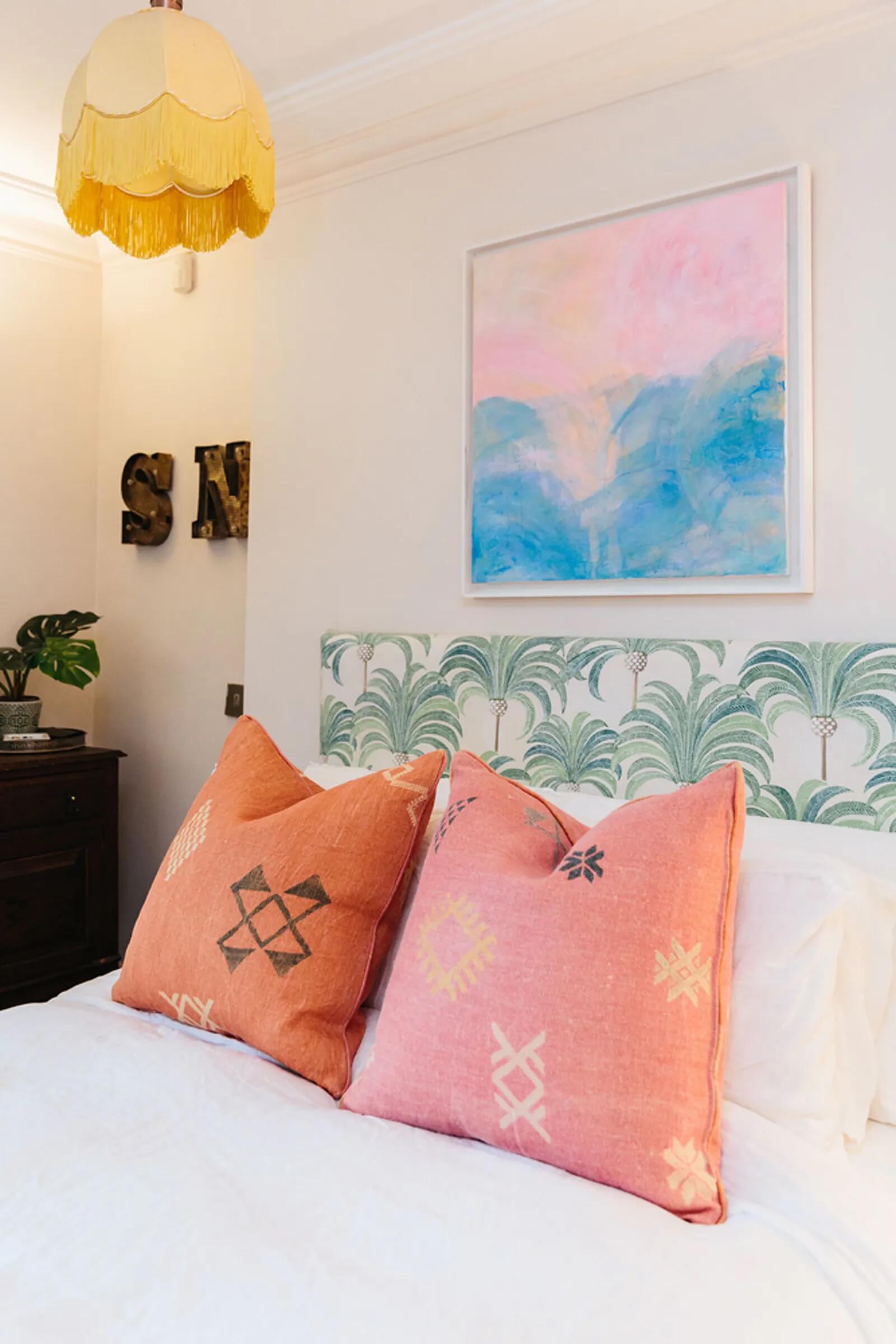 Eklektisches Schlafzimmer mit einem DIY-Kopfteil von @TASH_LICKCOLOURPRO