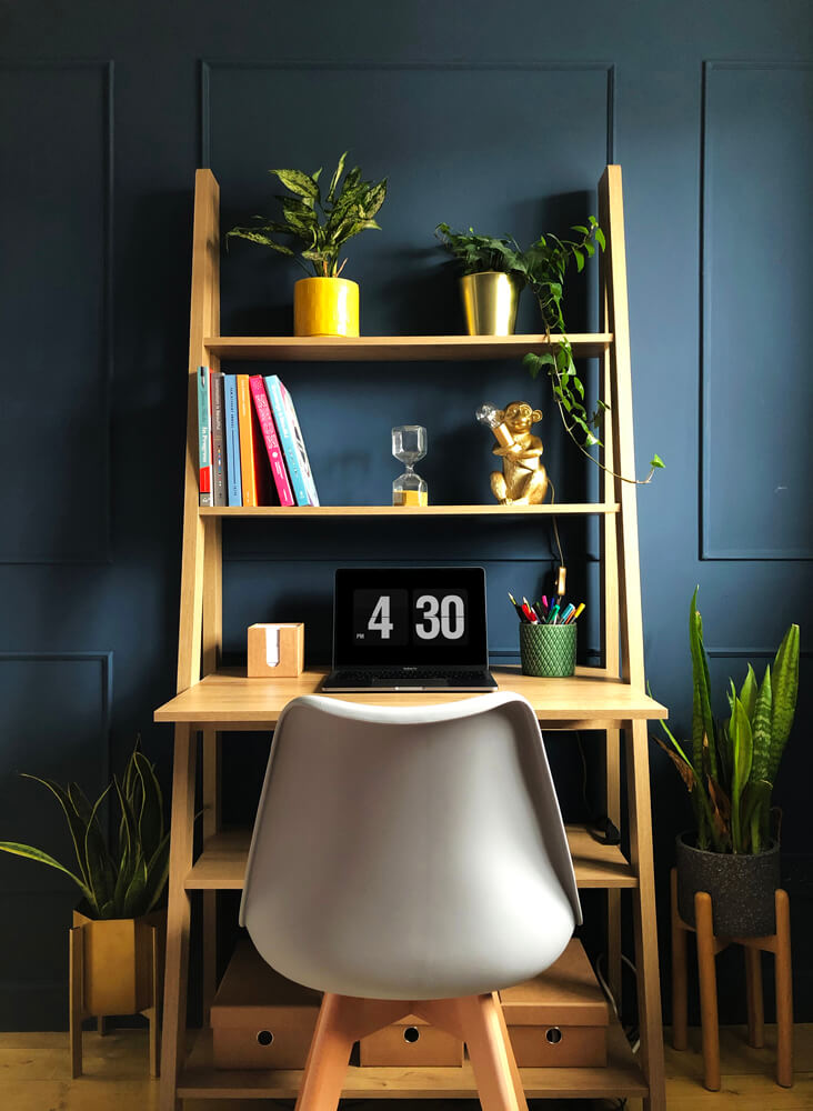 Homeoffice, dekoriert mit Pflanzen und gestrichen in Lick Blue 06 Farbton von @CARLAELLIMAN