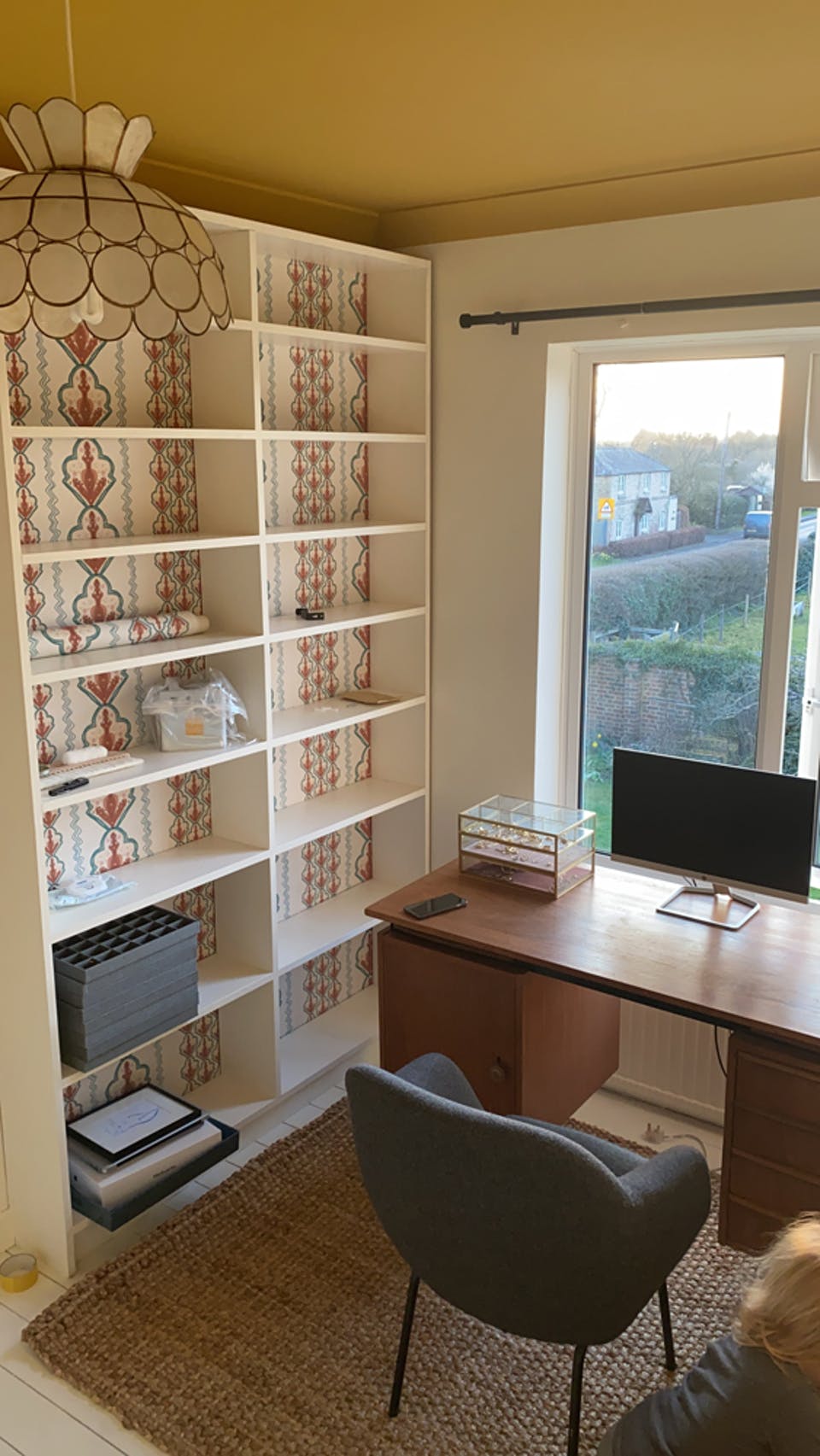 Home office with wallpapered shelving in Lick home paste the wall wallpaper Traveling tiles 02