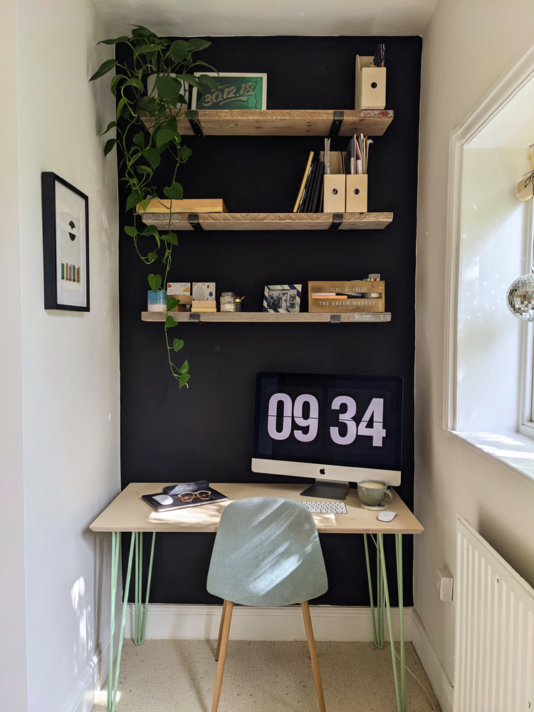 Homeoffice dekoriert in Lick Black 02 Farbton von @LITTLELEEDSCOTTAGE