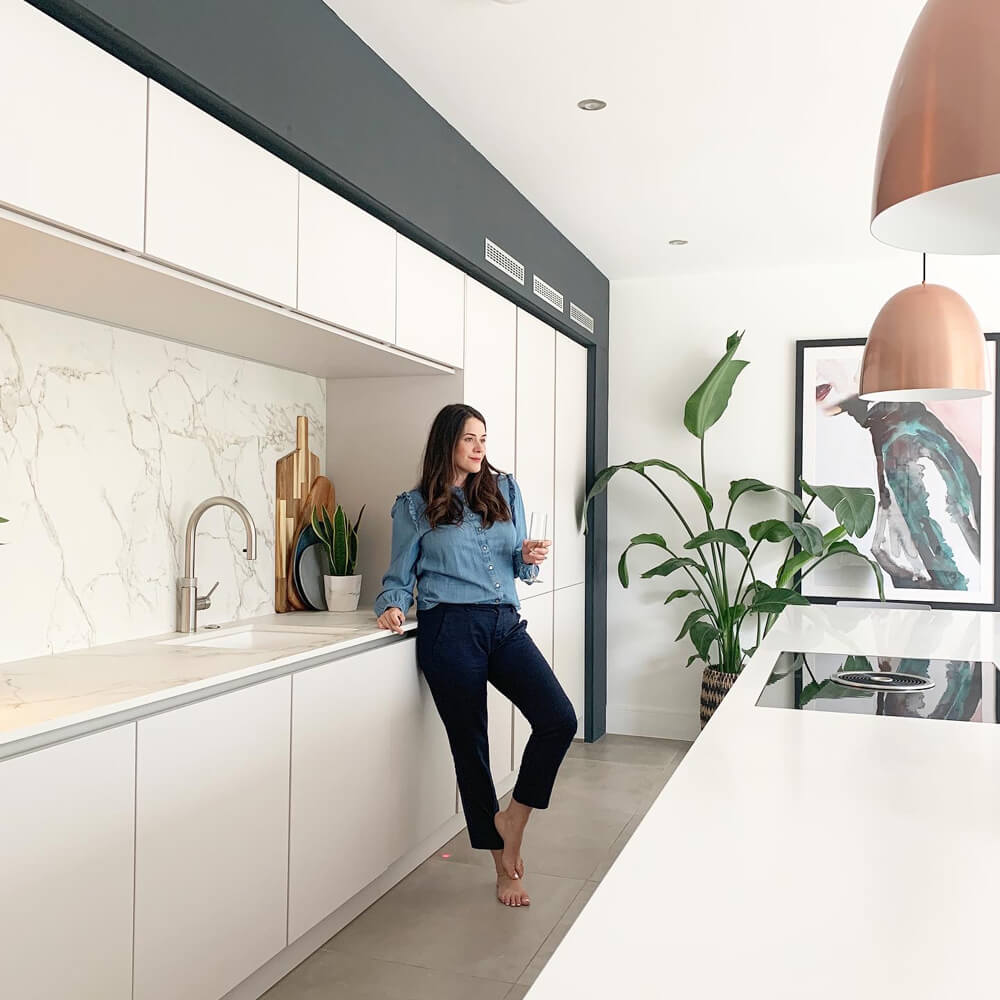Minimalistic kitchen decorated by @thehappybuild