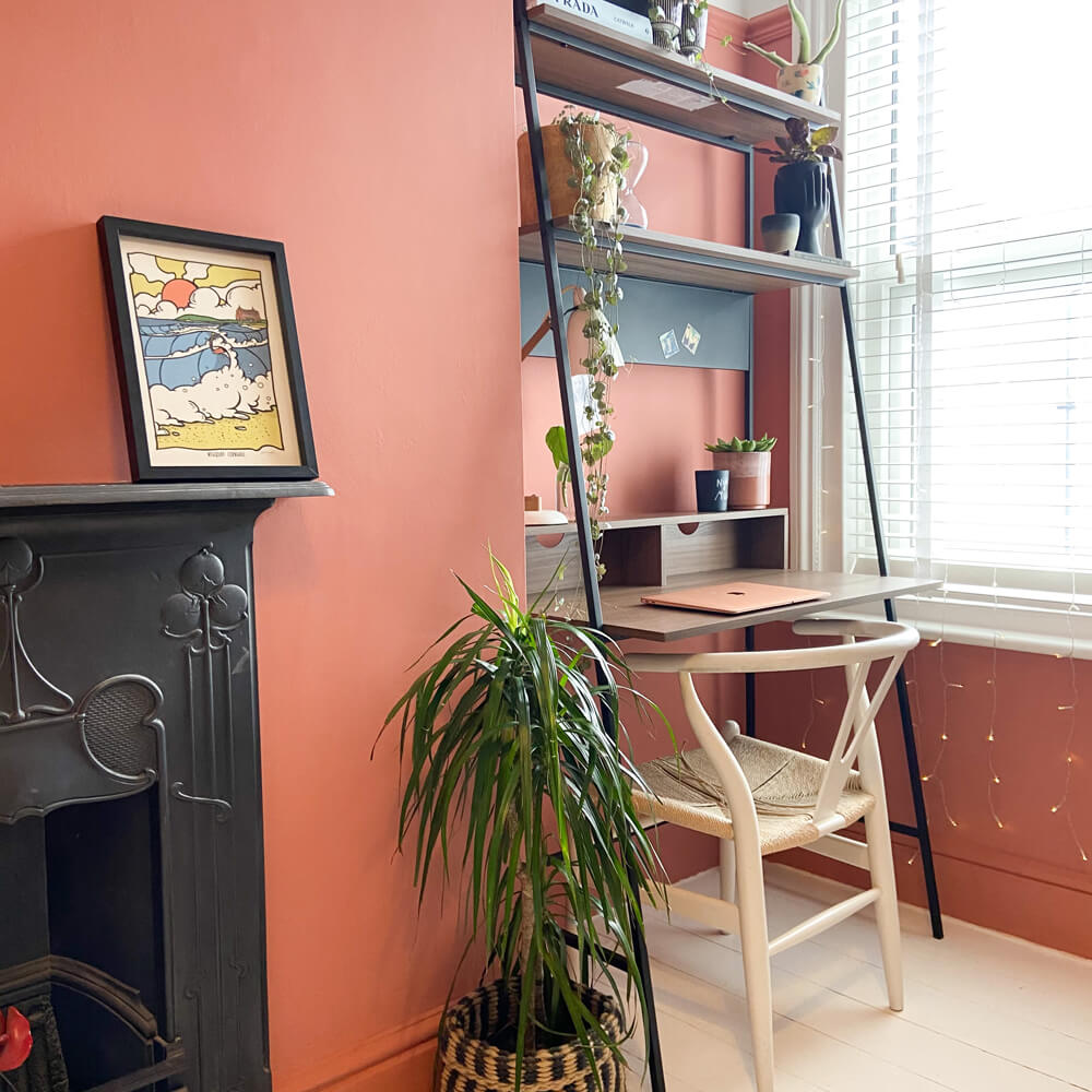 Homeoffice dekoriert in Lick Red 03 Farbton von @LEOPARD_PRINT_STAIRS