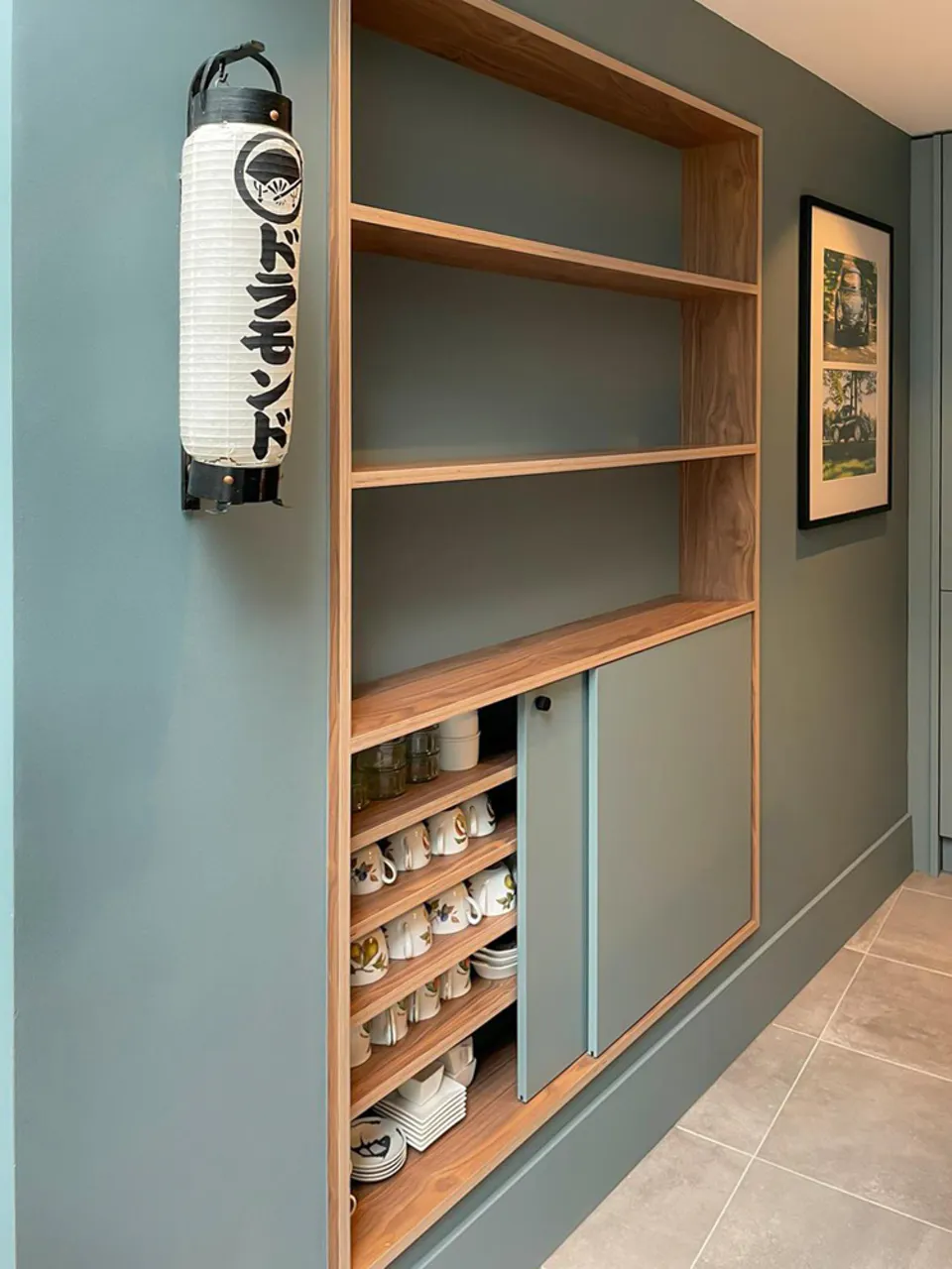 Hallway decorated in a minimalist style by @WestandReid in Teal 02