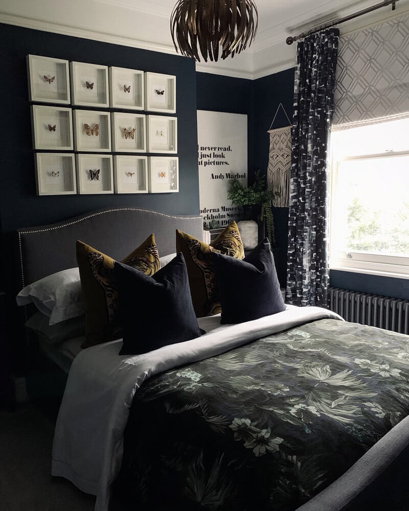 Dunkles und monochromes Schlafzimmer mit braunen und grünen Akzenten