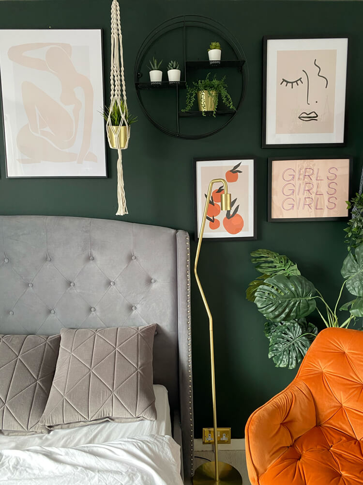 Eklektisches Schlafzimmer mit einer Galeriewand, gestrichen mit Lick Green 06