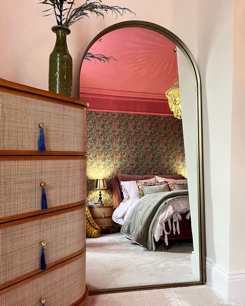 @LOVEALLTHINGSQUIRKY OPTS FOR A GORGEOUS FULL LENGTH MIRROR IN THIS BEDROOM