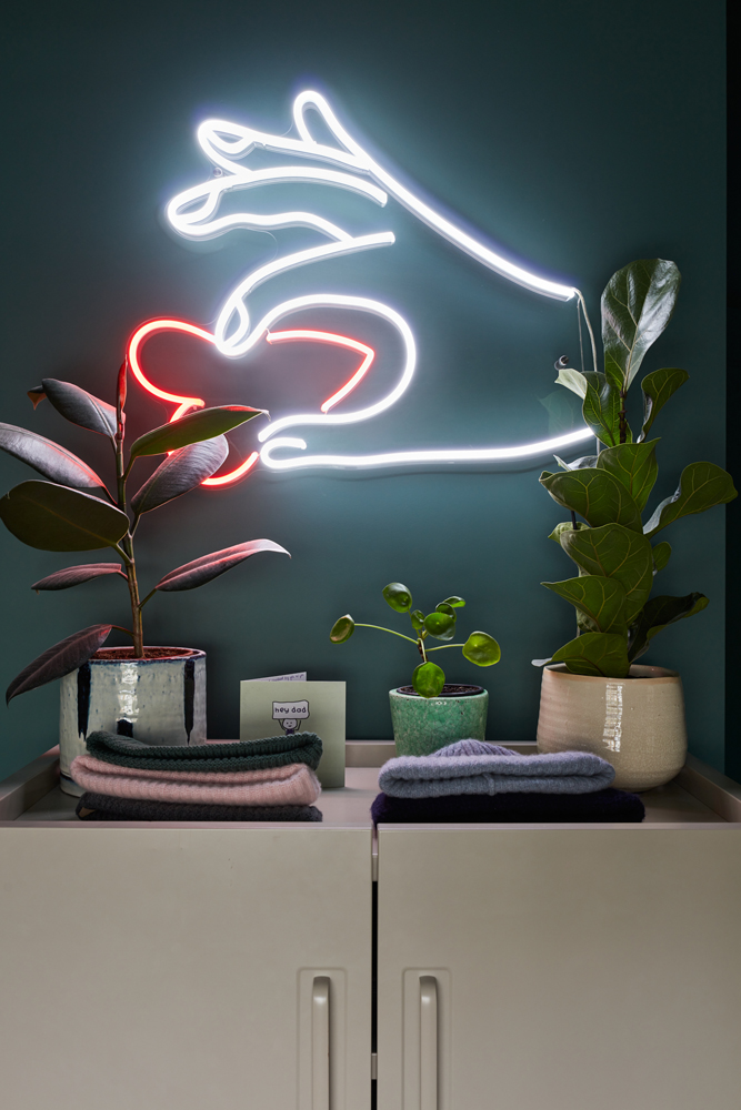 Neonschild an Wänden, gestrichen in Lick Green 04, im Home Office von Jim Chapman
