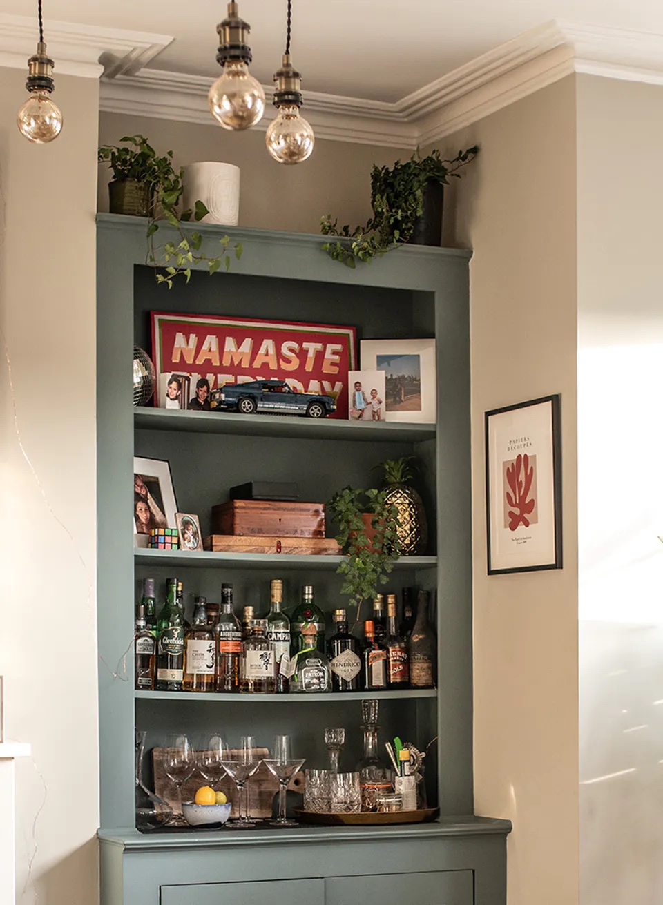 Offene Regale, die zu einer Hausbar umfunktioniert wurden, dekoriert im Lick Teal 02 Farbton