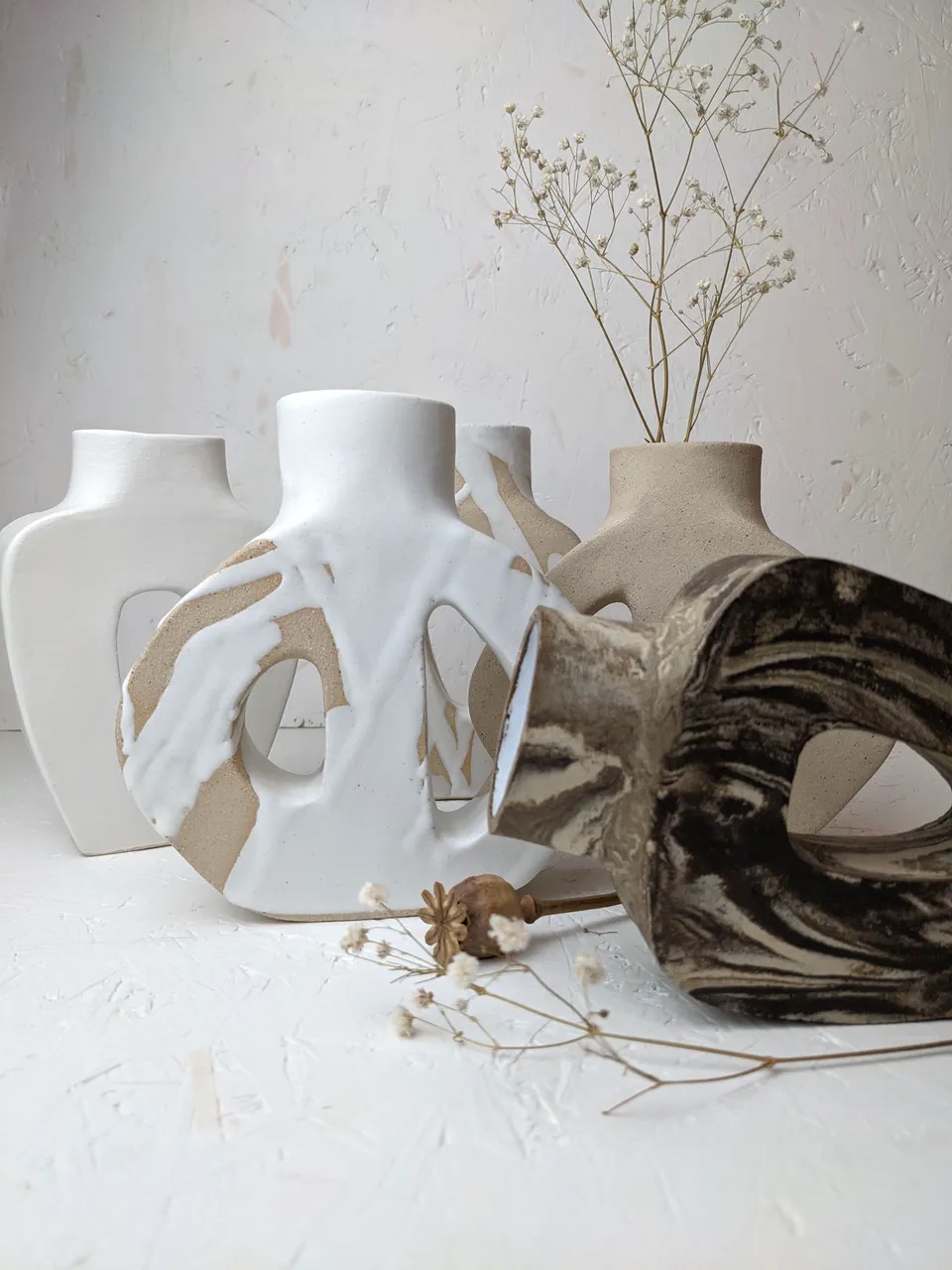 Clay flower vases in neutral colours from the brand Hinansho