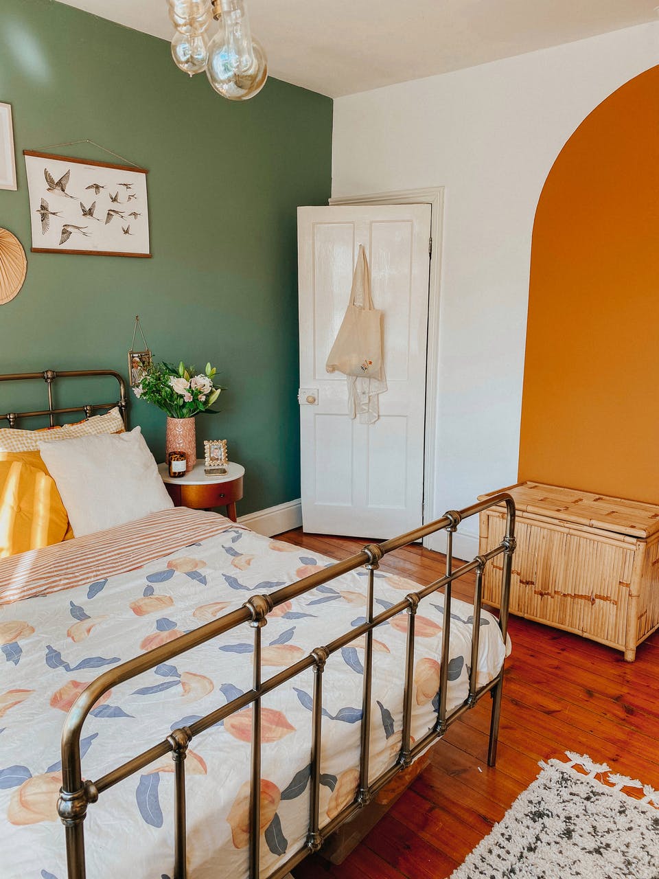 Schlafzimmer mit grünen und Lick-Farbe Orange 02 Akzentwänden