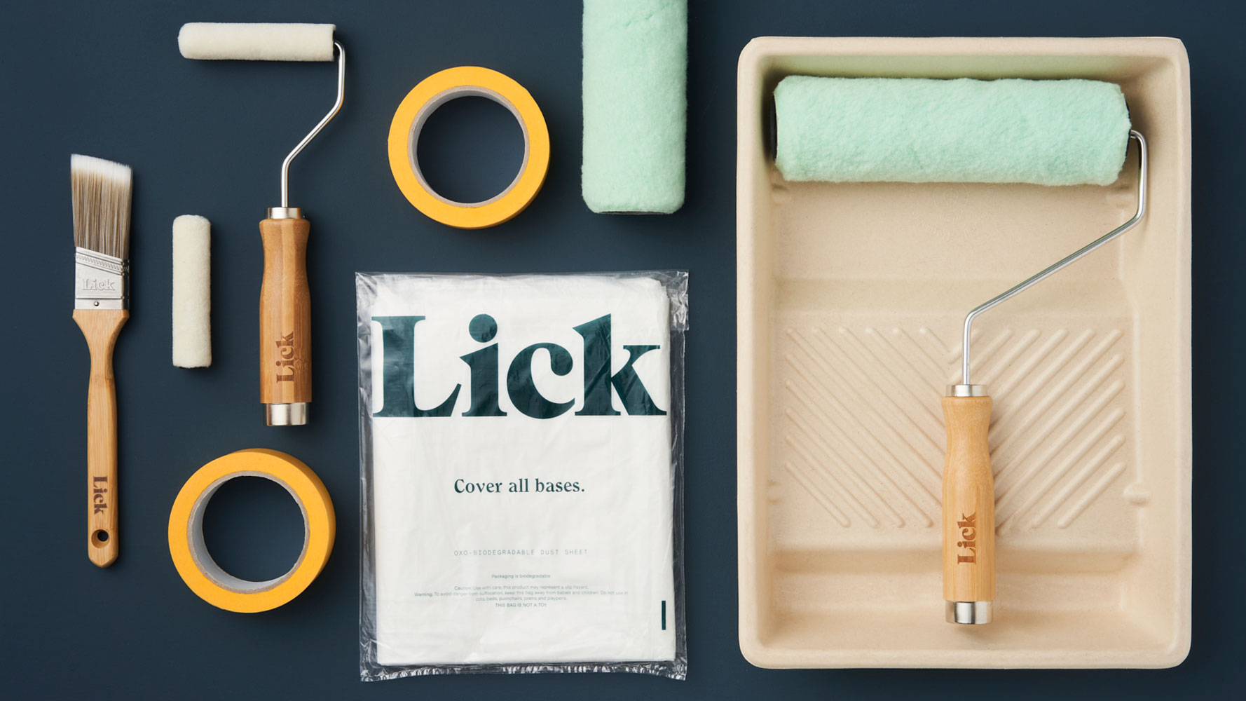Lick Multi-Room Kit Flatlay auf dunklem, blauem Hintergrund