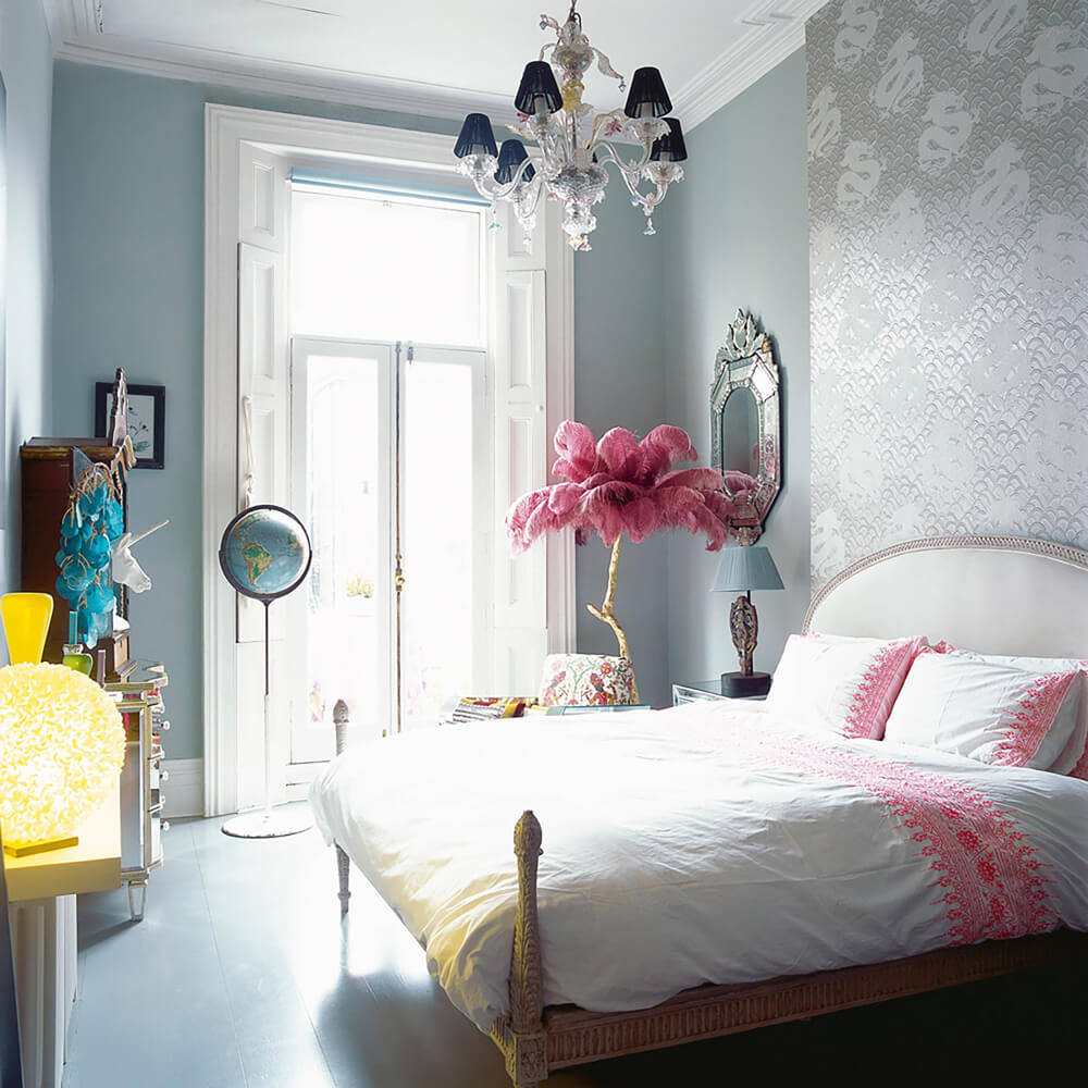Eklektisches Schlafzimmer mit silbernen und rosa Farbakzenten von Matthew Williams
