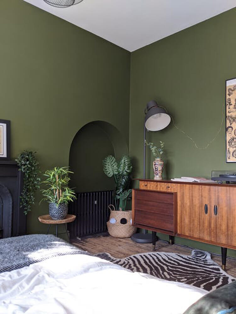 Bedroom in Lick Green 05 decorated with plants