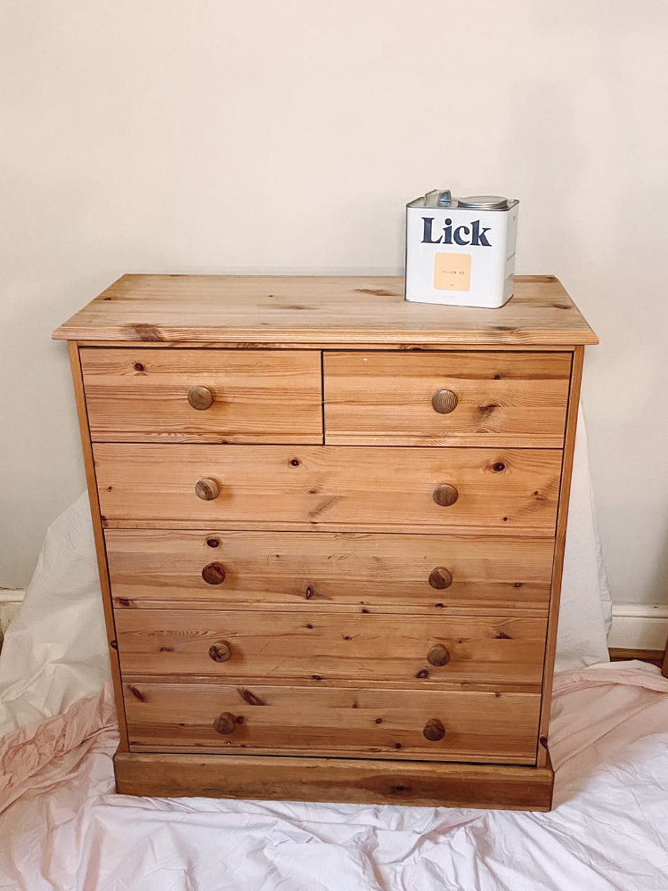 Drawers before trasnformation courtesey of @_farley_and_me_ with a Lick Tin Yellow 02