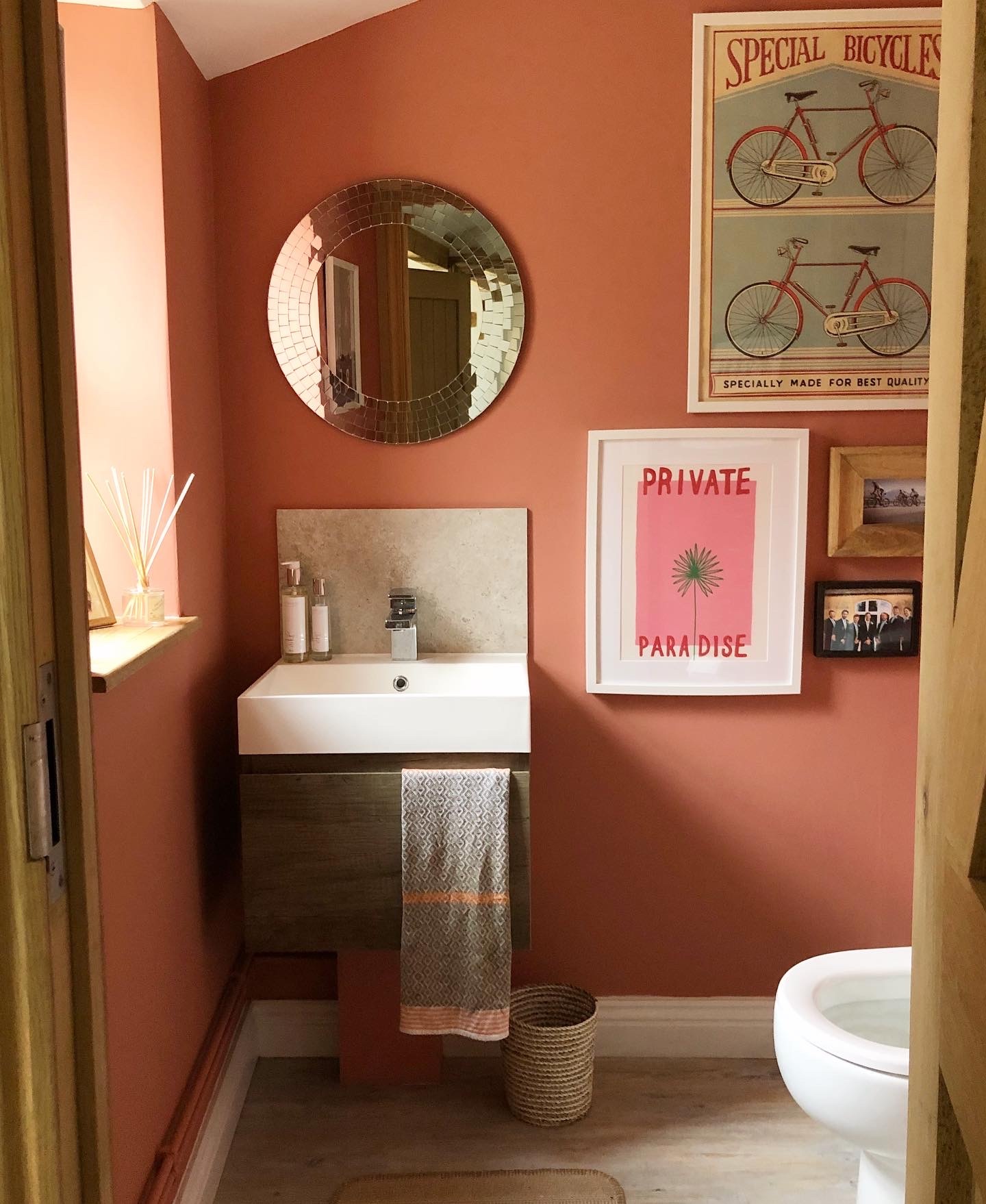 Red 03 in @taraosbornejewellery bathroom