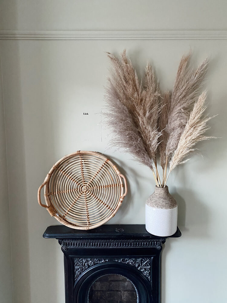 Scandi-inspiriertes Dekor mit Wand in Lick Greige 01 gestrichen