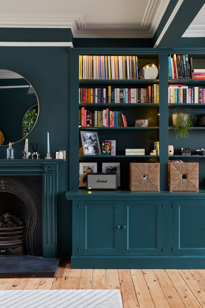 Jim Chapmans Wohnzimmer mit offenen Regalen und eingebauten Bücherregalen, gestrichen in Lick Teal 03