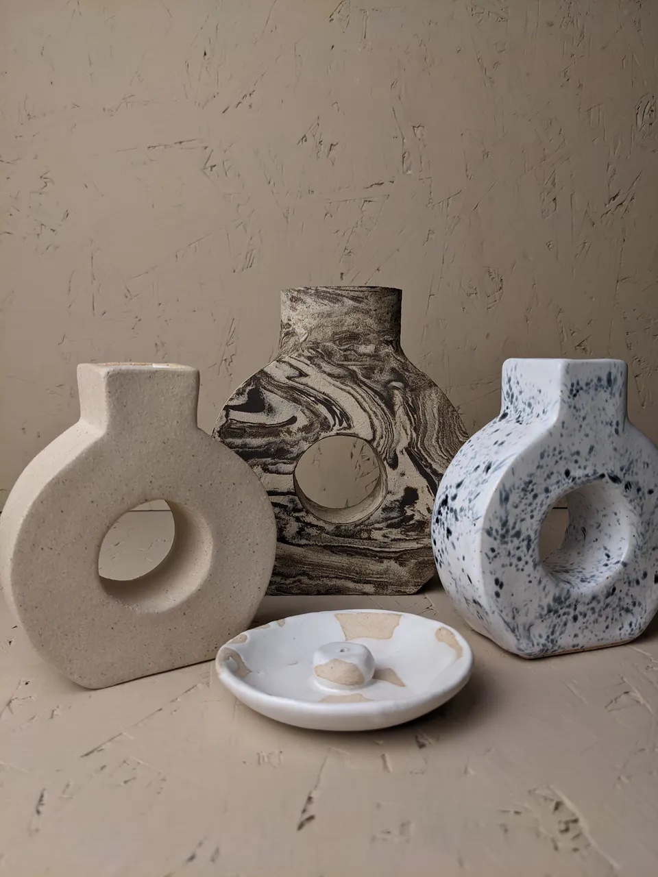Clay flower vases in neutral colours from the brand Hinansho
