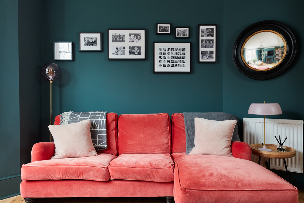 Jim Chapmans Wohnzimmer mit einer Galeriewand und Wänden, die in Lick Teal 03 gestrichen sind