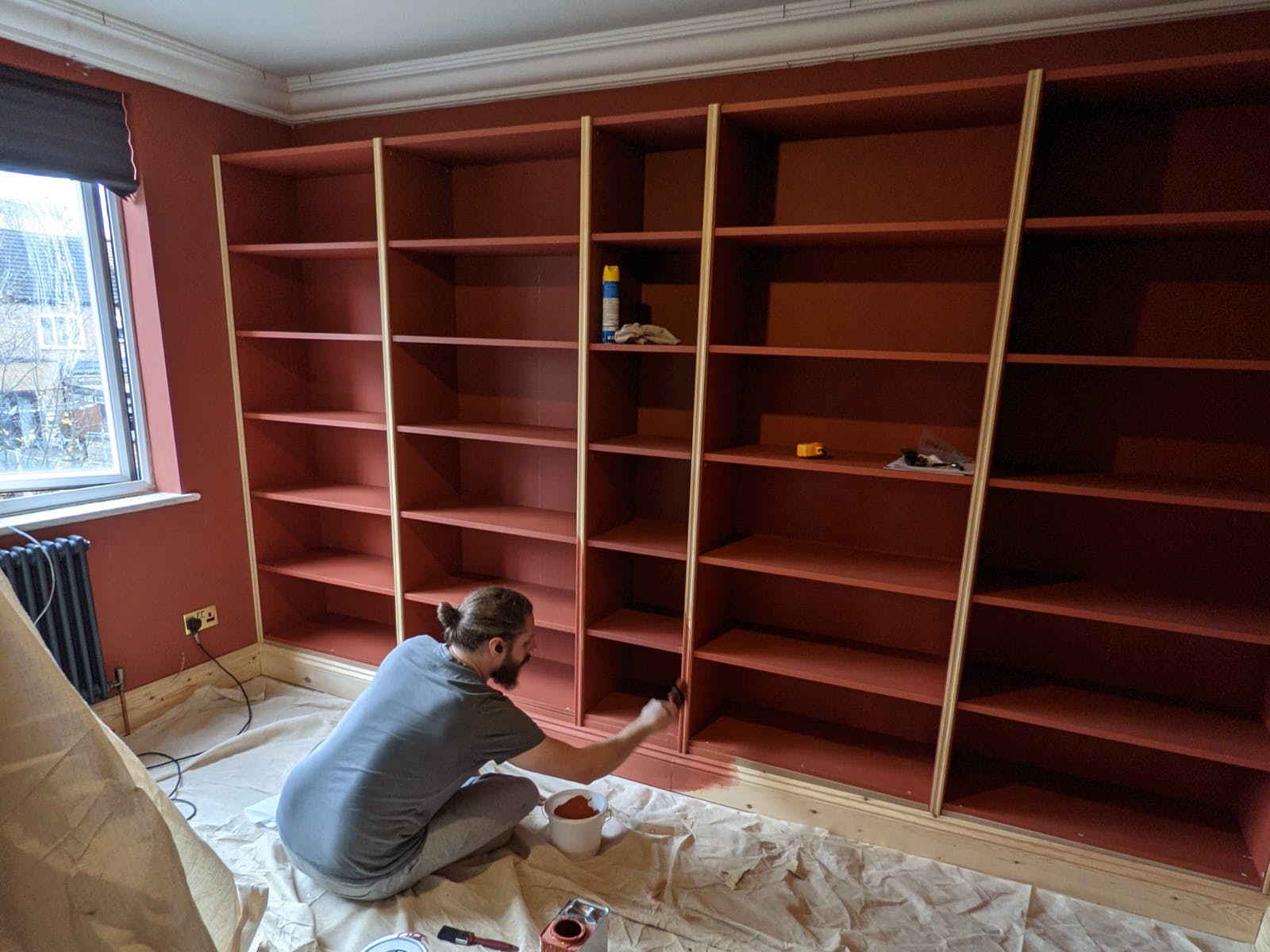 Fortschrittsbild des Billy-Bücherregal-Hacks, gestrichen in Lick-Farbe Red 01