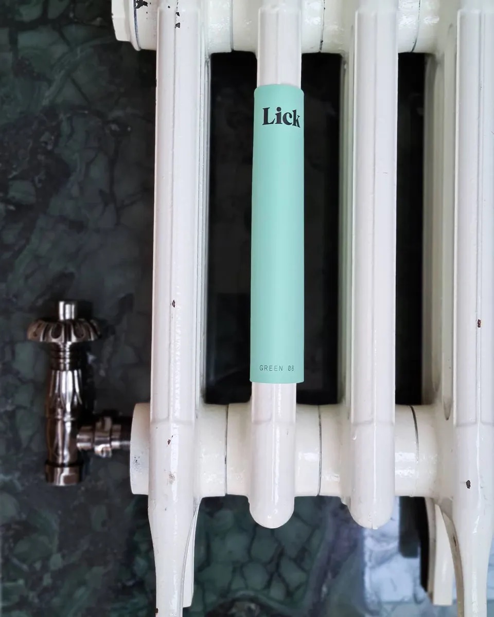 Vorher-Bild eines Heizkörpers, der mit Lick Green 08 von @HOMEONTHEGROVE gestrichen werden soll