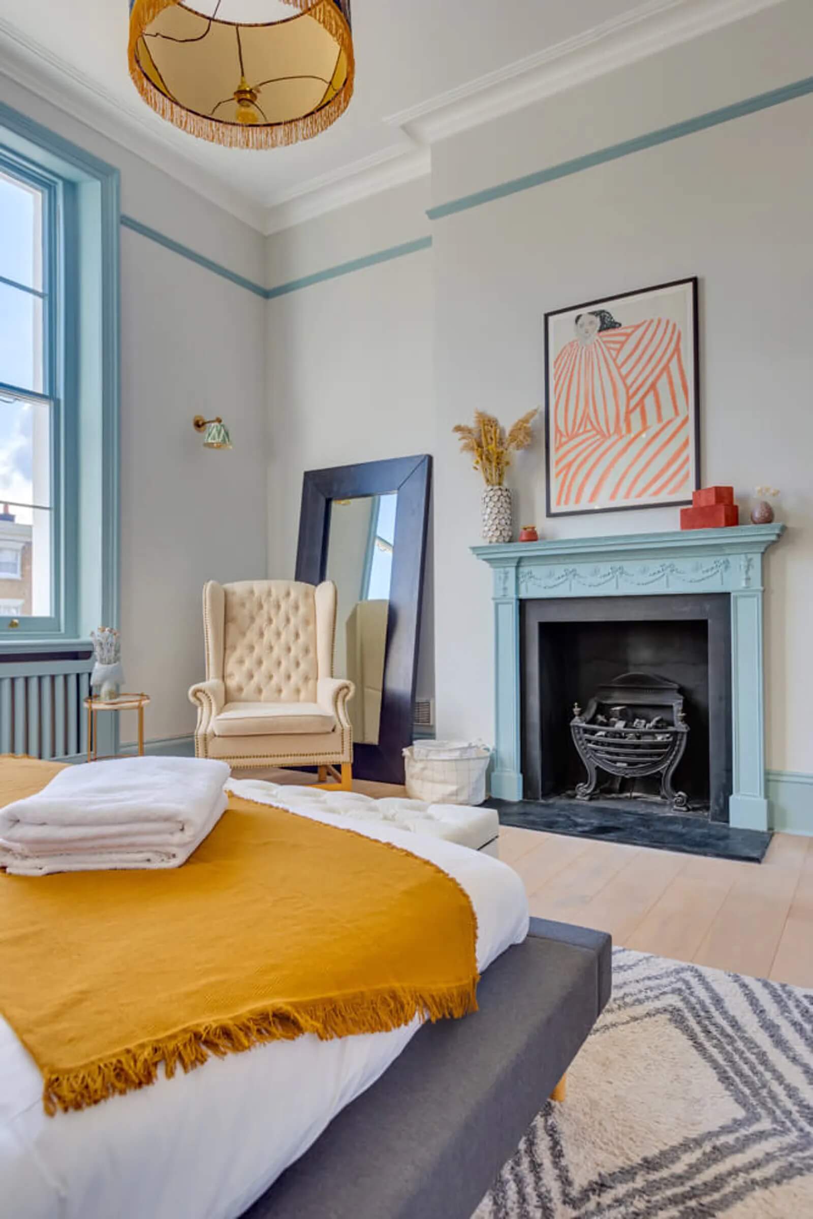 Eklektisches Schlafzimmer mit blau gestrichenem Kamin via Douglas Bridge Photography