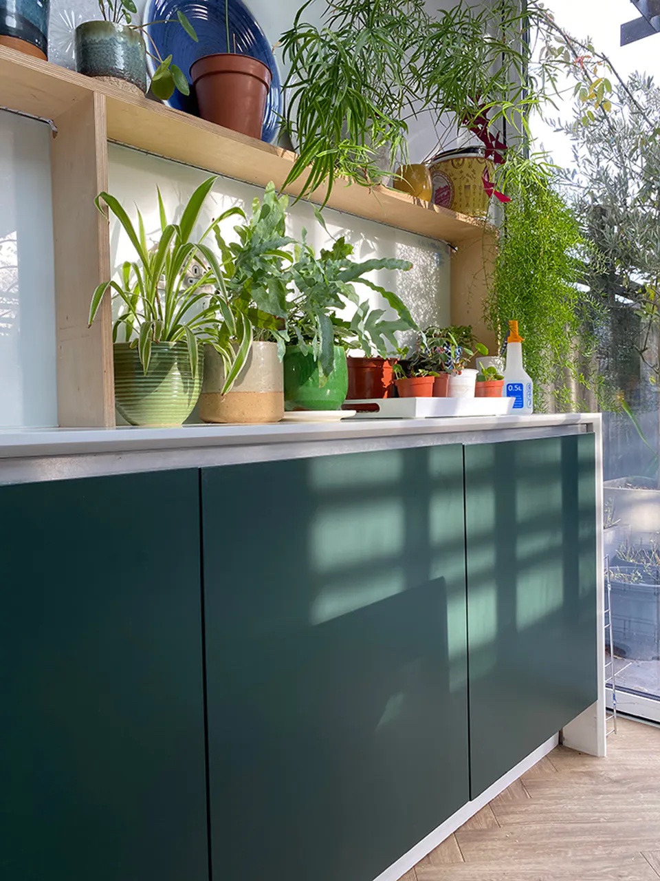 Küche dekoriert in Lick Green 06 Farbton von @KIT_THE_PLANTS