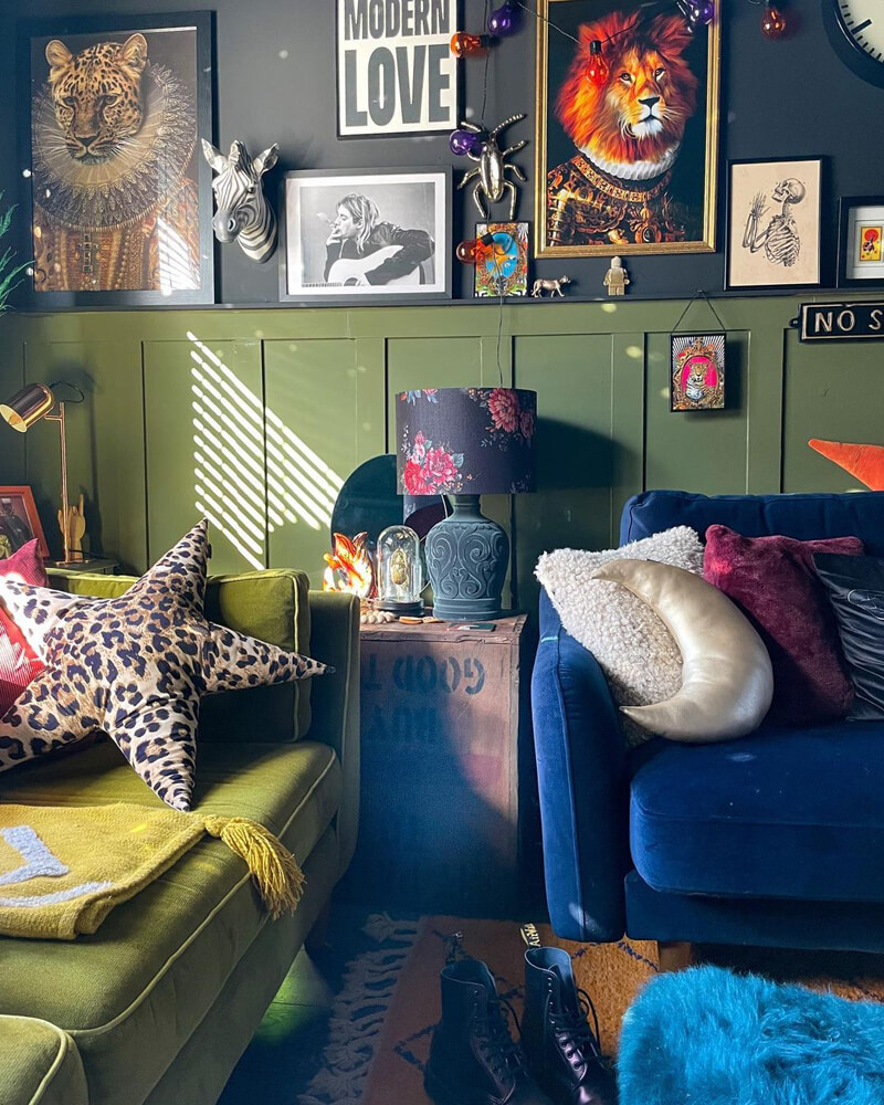 Modernes gotisches Wohnzimmer mit Wandvertäfelung, gestrichen in Black 02