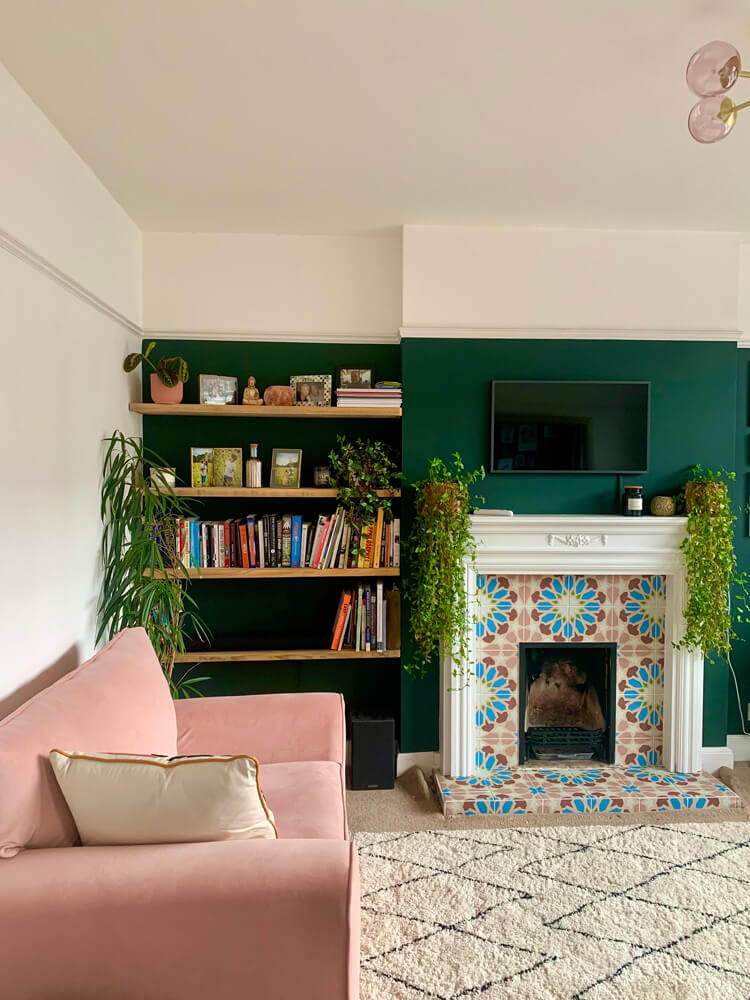 Wohnzimmer gestrichen in Lick Green 06 mit offenen Bücherregalen