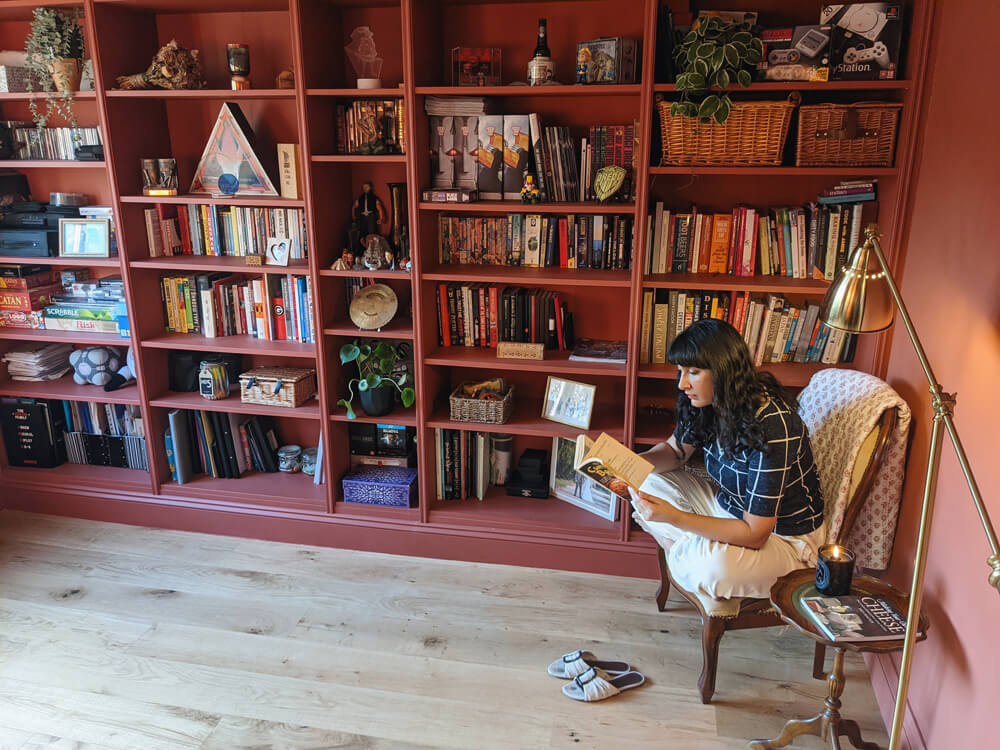 Bücherregale gestrichen in Lick Red 03 Farbe